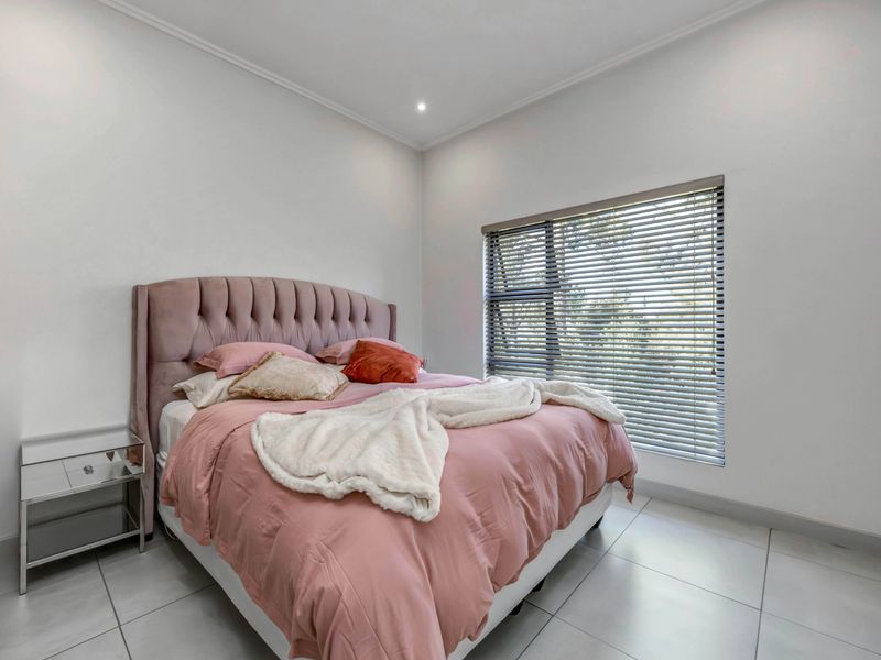 A Rare Gem in The Poplar – Pristine 2-Bedroom Apartment with Tranquil Garden Views - Photo 7