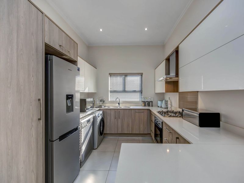 A Rare Gem in The Poplar – Pristine 2-Bedroom Apartment with Tranquil Garden Views - Photo 6