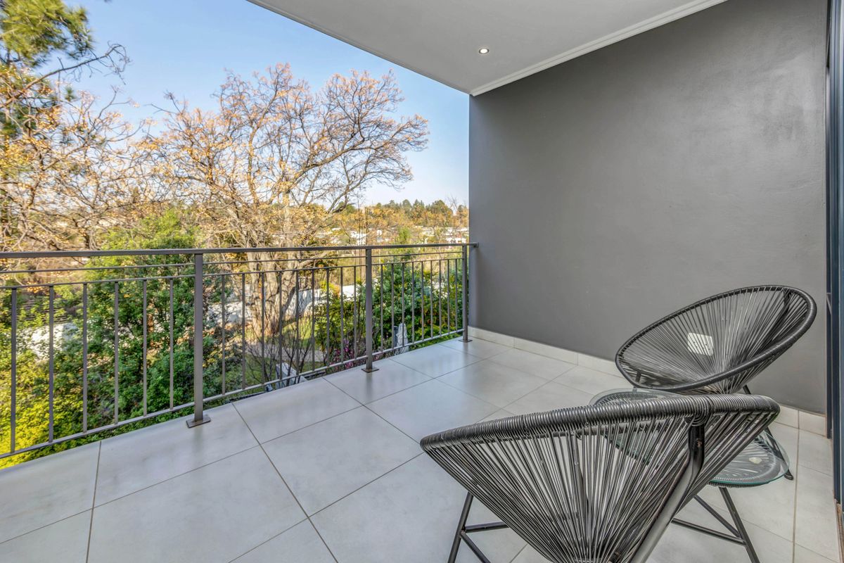 A Rare Gem in The Poplar – Pristine 2-Bedroom Apartment with Tranquil Garden Views - Photo 4