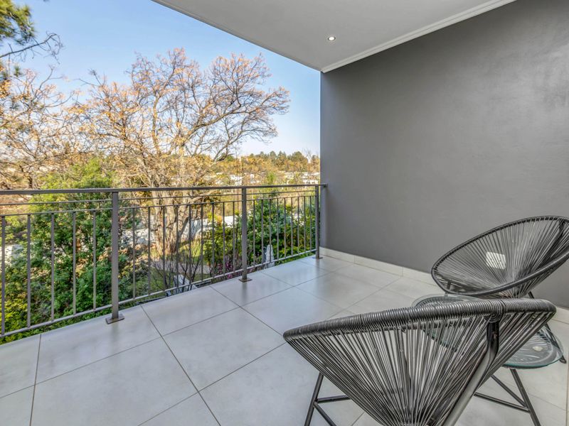 A Rare Gem in The Poplar – Pristine 2-Bedroom Apartment with Tranquil Garden Views - Photo 4
