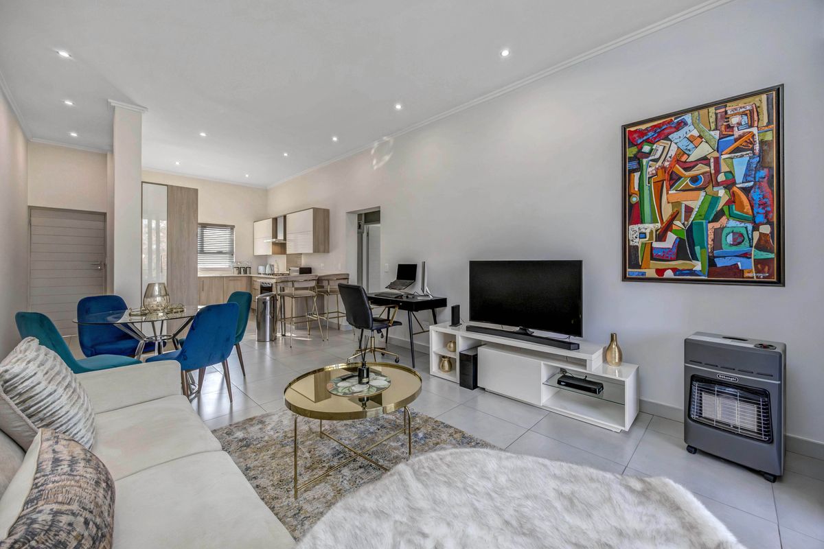 A Rare Gem in The Poplar – Pristine 2-Bedroom Apartment with Tranquil Garden Views - Photo 2