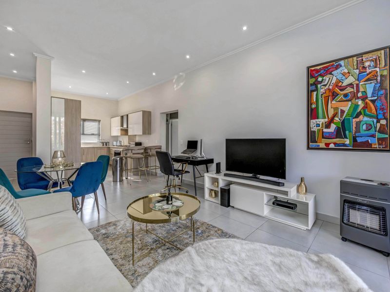 A Rare Gem in The Poplar – Pristine 2-Bedroom Apartment with Tranquil Garden Views - Photo 2