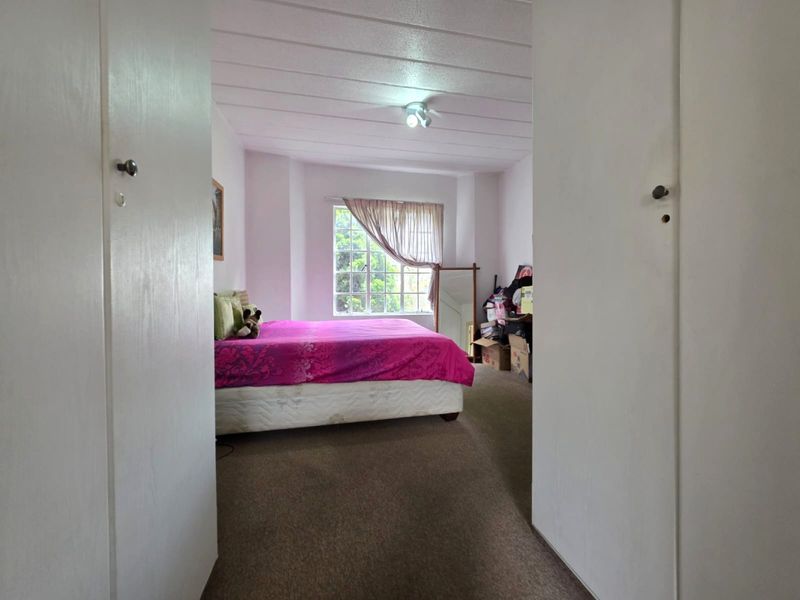 Charming 2-Bedroom Townhouse with a Spacious, Lush Private Garden - Photo 8