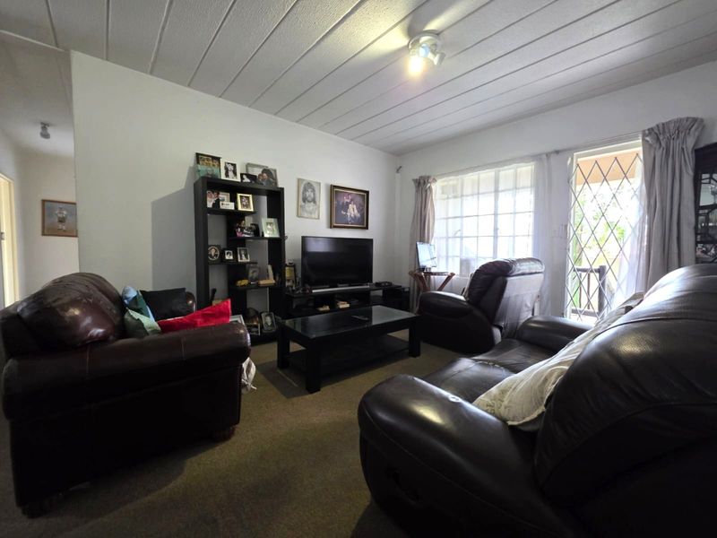 Charming 2-Bedroom Townhouse with a Spacious, Lush Private Garden - Photo 2