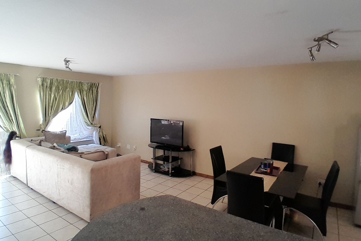 Charming Double-Storey Apartment with Private Garden in Wonderboom South - Photo 2
