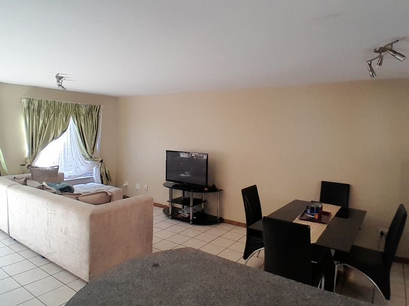 Charming Double-Storey Apartment with Private Garden in Wonderboom South - Photo 2
