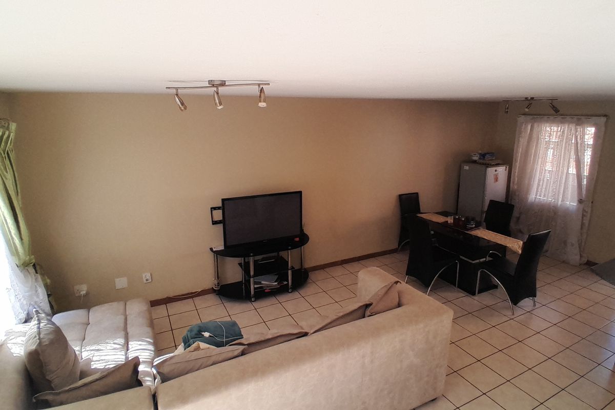 Charming Double-Storey Apartment with Private Garden in Wonderboom South - Photo 4