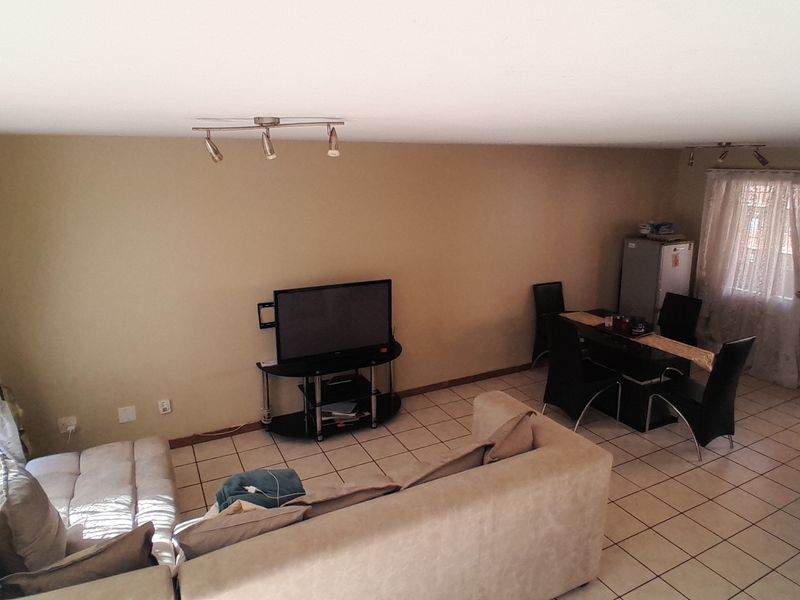 Charming Double-Storey Apartment with Private Garden in Wonderboom South - Photo 4