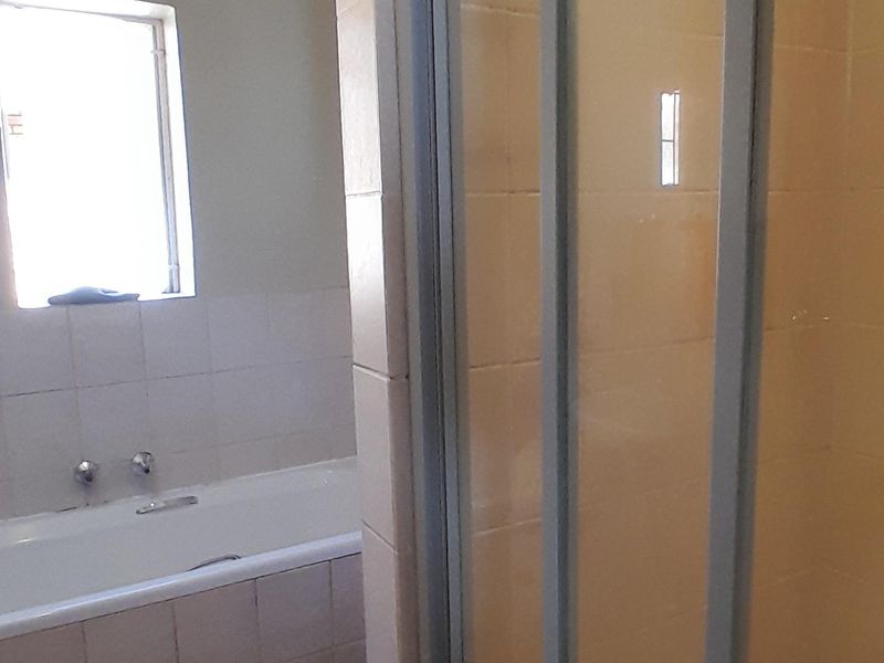 Charming Double-Storey Apartment with Private Garden in Wonderboom South - Photo 10