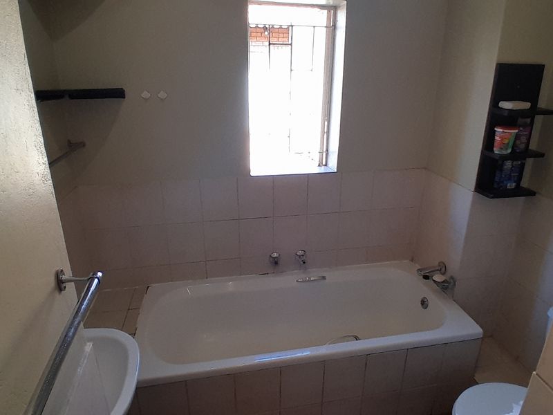 Charming Double-Storey Apartment with Private Garden in Wonderboom South - Photo 9