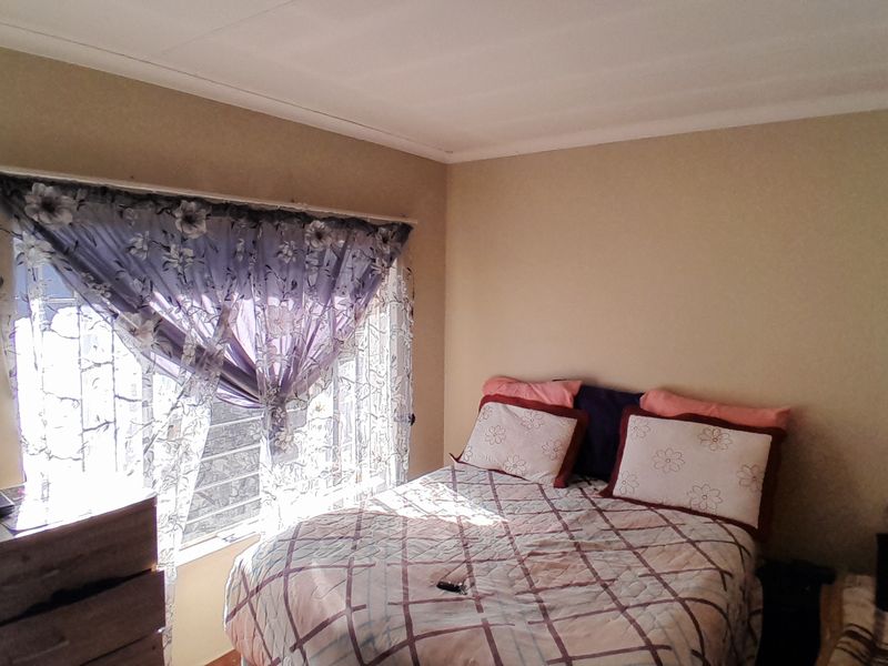 Charming Double-Storey Apartment with Private Garden in Wonderboom South - Photo 7