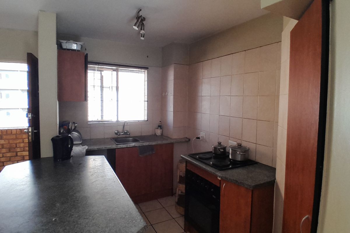Charming Double-Storey Apartment with Private Garden in Wonderboom South - Photo 5