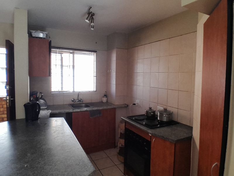 Charming Double-Storey Apartment with Private Garden in Wonderboom South - Photo 5