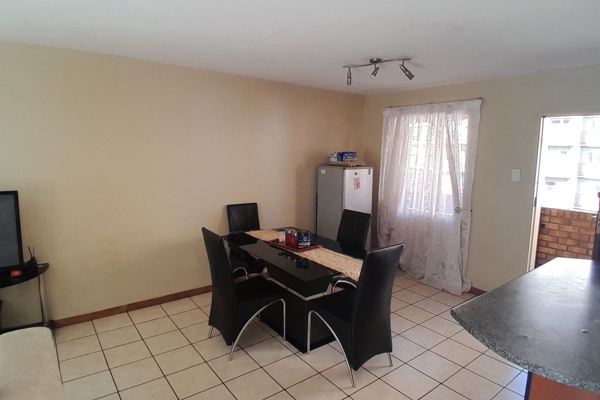 Charming Double-Storey Apartment with Private Garden in Wonderboom South - Photo 3
