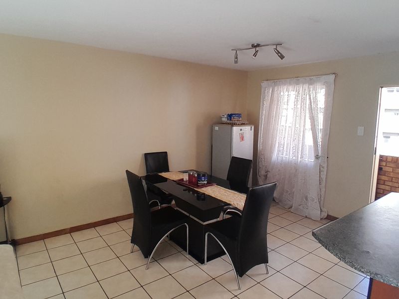 Charming Double-Storey Apartment with Private Garden in Wonderboom South - Photo 3