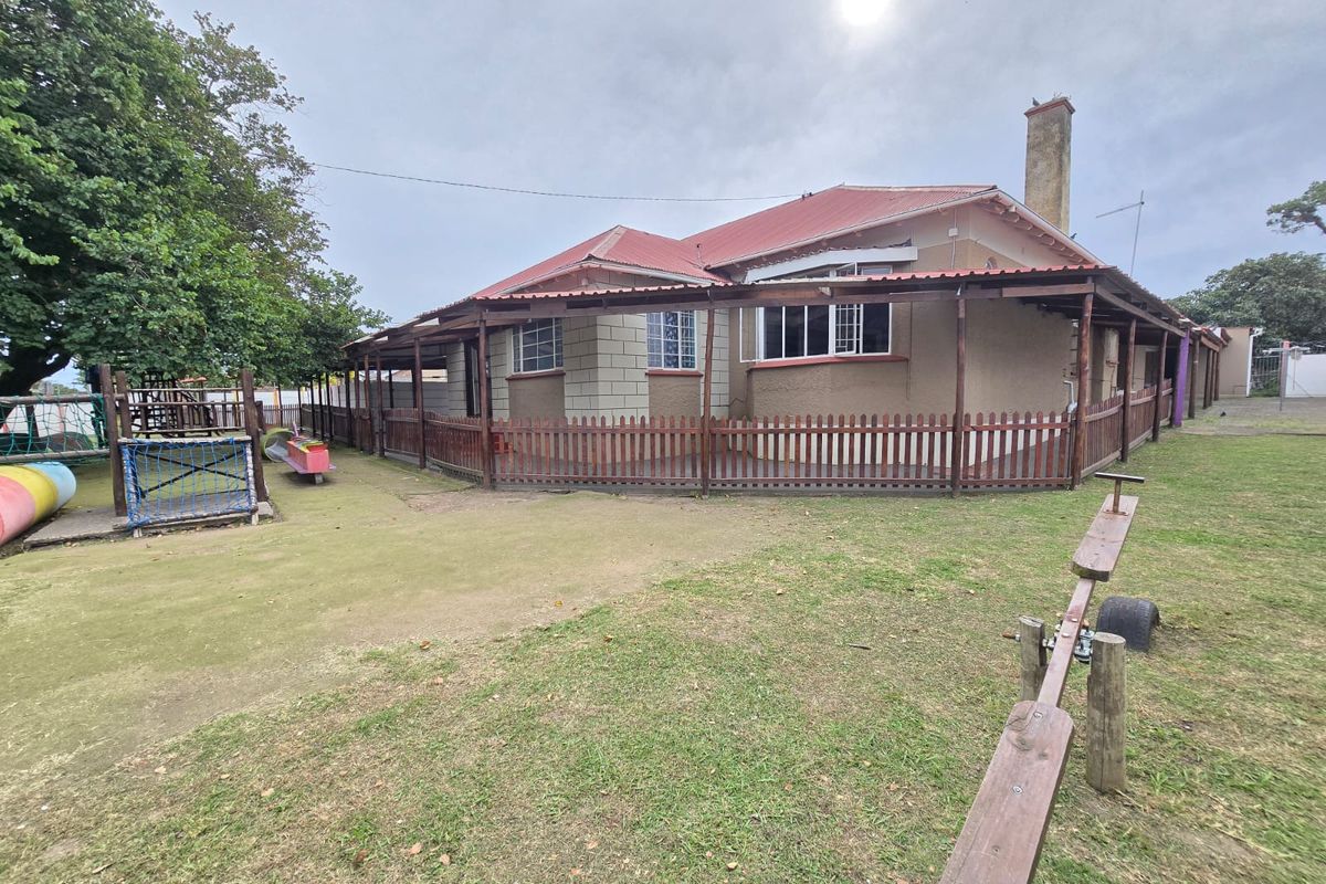 Four bedroom house with a three  bedroom bachelor - Photo 2