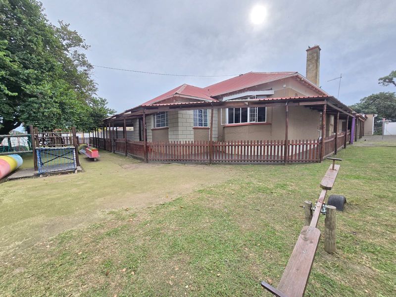 Four bedroom house with a three  bedroom bachelor - Photo 2