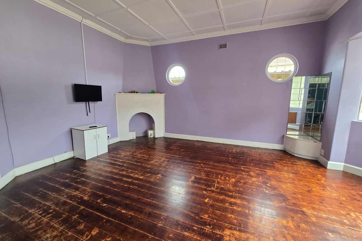 Four bedroom house with a three  bedroom bachelor - Photo 4