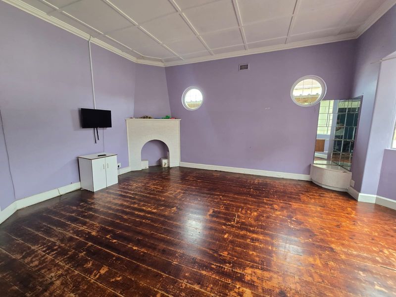 Four bedroom house with a three  bedroom bachelor - Photo 4