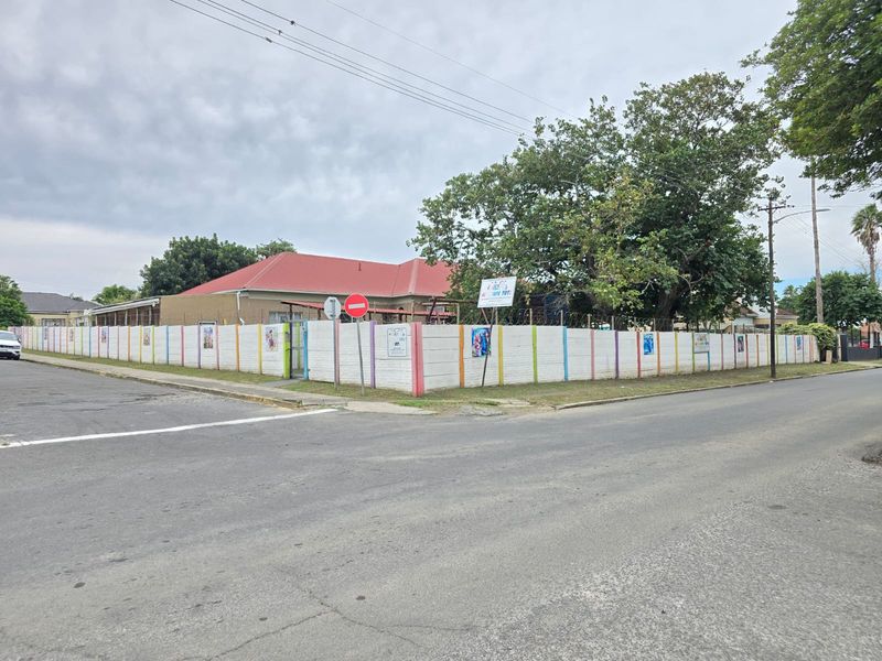 Four bedroom house with a three  bedroom bachelor - Photo 1