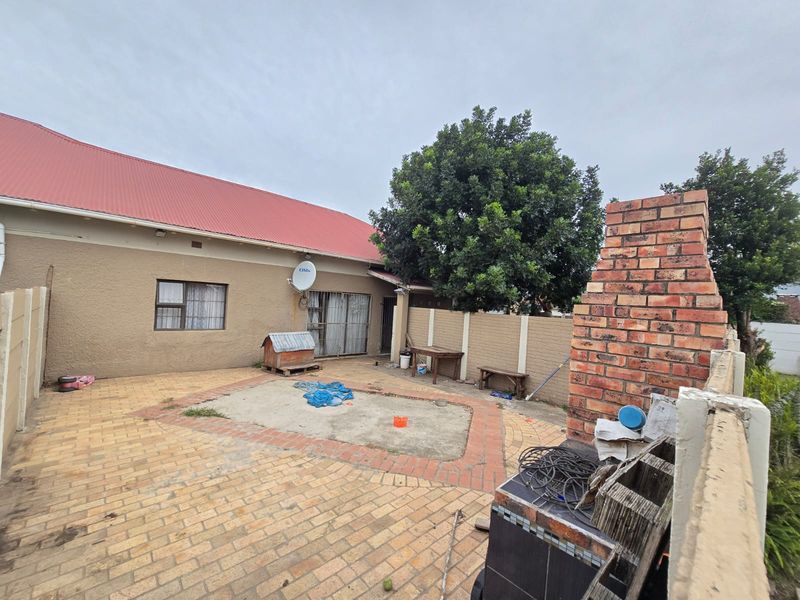 Four bedroom house with a three  bedroom bachelor - Photo 10