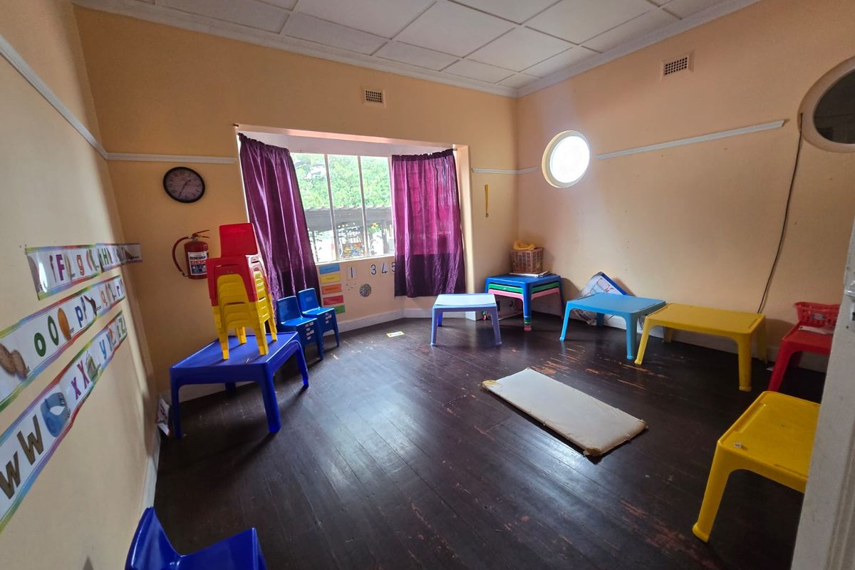Four bedroom house with a three  bedroom bachelor - Photo 3