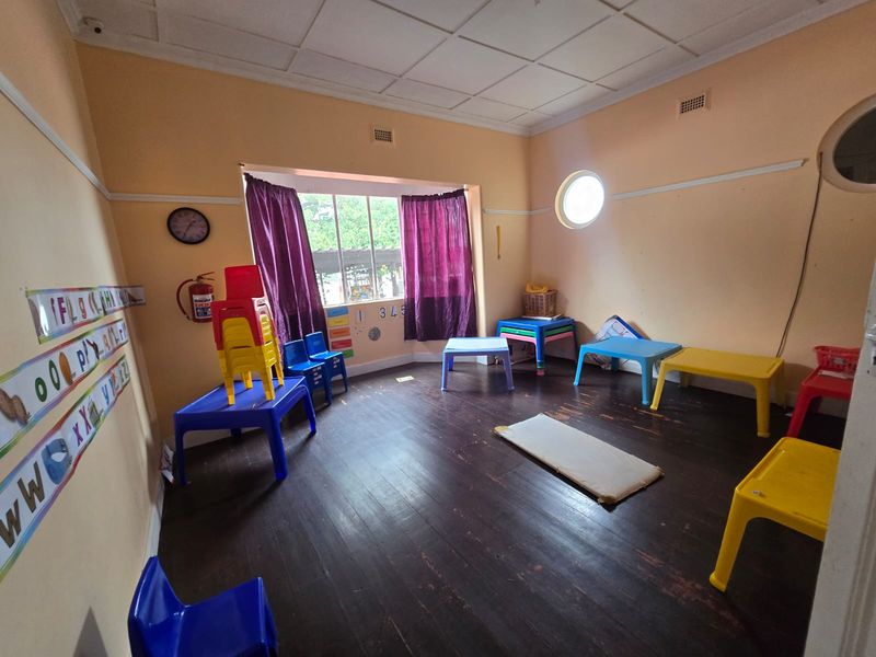 Four bedroom house with a three  bedroom bachelor - Photo 3