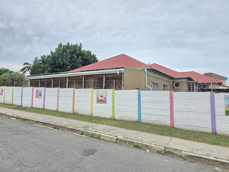 Four bedroom house with a three  bedroom bachelor - Photo 8