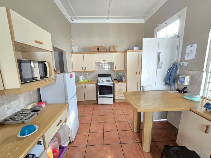 Four bedroom house with a three  bedroom bachelor - Photo 6