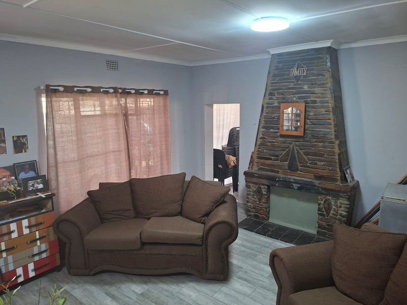 **Renovated 3-Bedroom Home with Flatlet in Arbor Park** - Photo 4