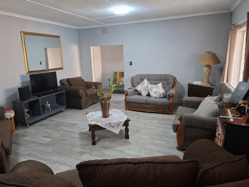 **Renovated 3-Bedroom Home with Flatlet in Arbor Park** - Photo 3