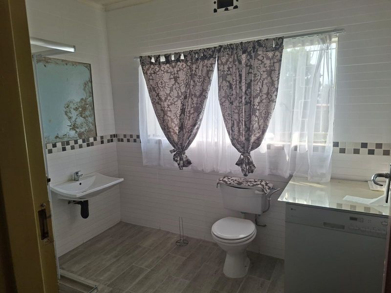 **Renovated 3-Bedroom Home with Flatlet in Arbor Park** - Photo 9