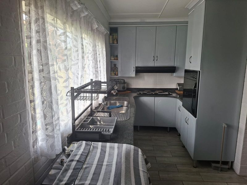 **Renovated 3-Bedroom Home with Flatlet in Arbor Park** - Photo 6