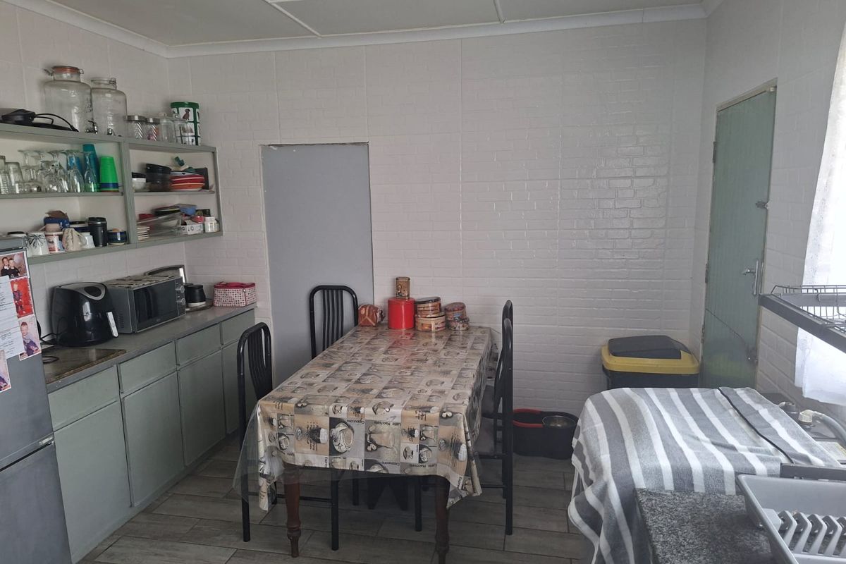 **Renovated 3-Bedroom Home with Flatlet in Arbor Park** - Photo 5