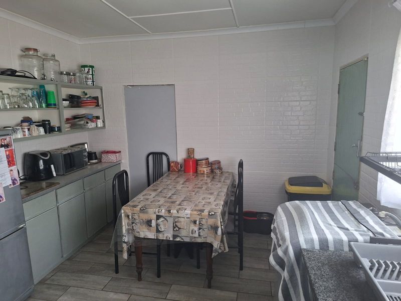 **Renovated 3-Bedroom Home with Flatlet in Arbor Park** - Photo 5