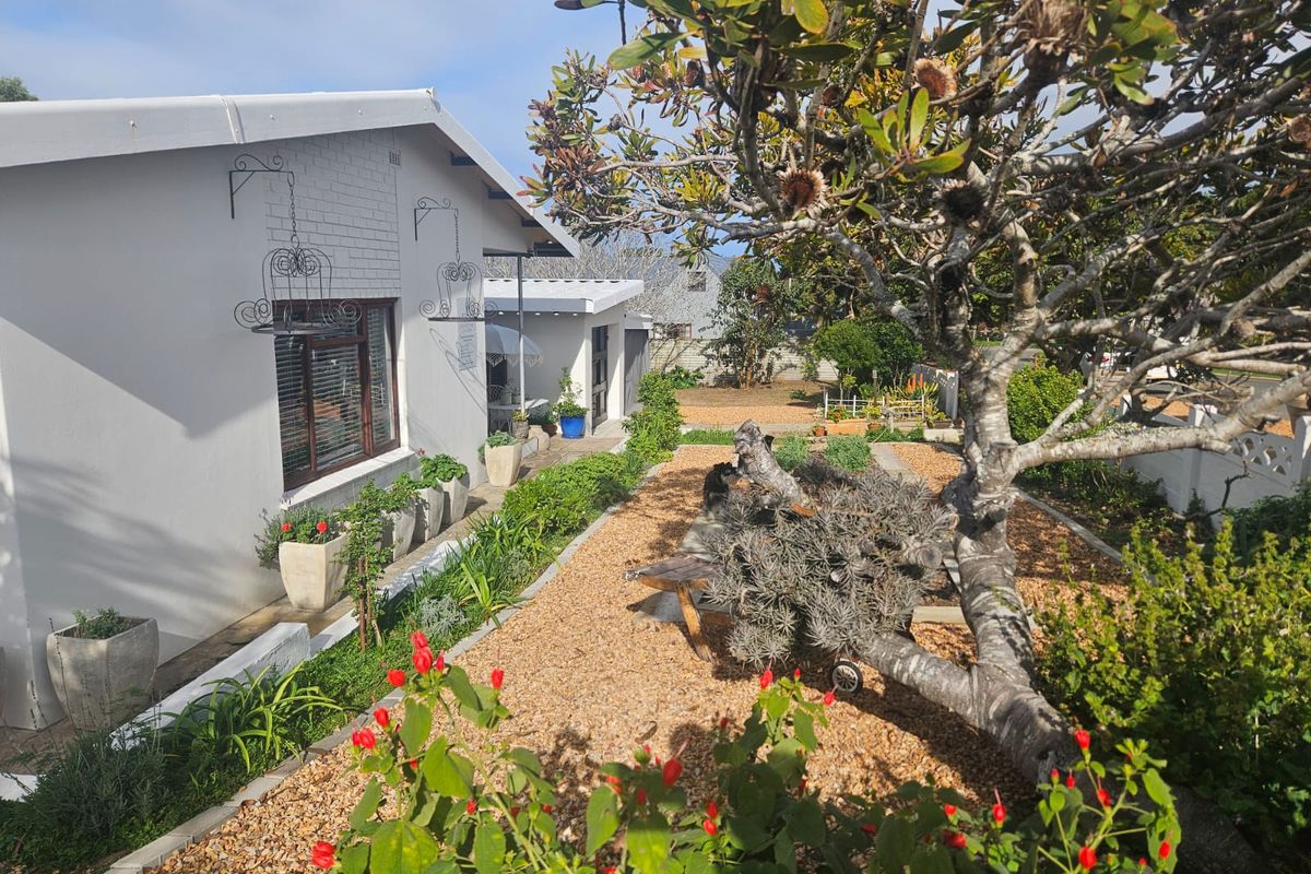 Neat, Move-in Ready Family Home with Charming Appeal - Photo 2