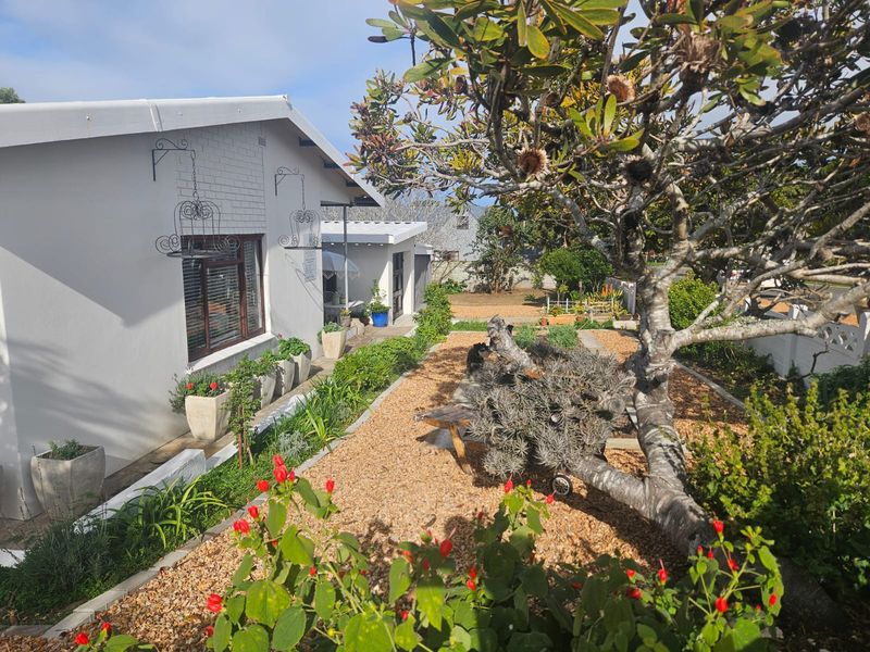 Neat, Move-in Ready Family Home with Charming Appeal - Photo 2
