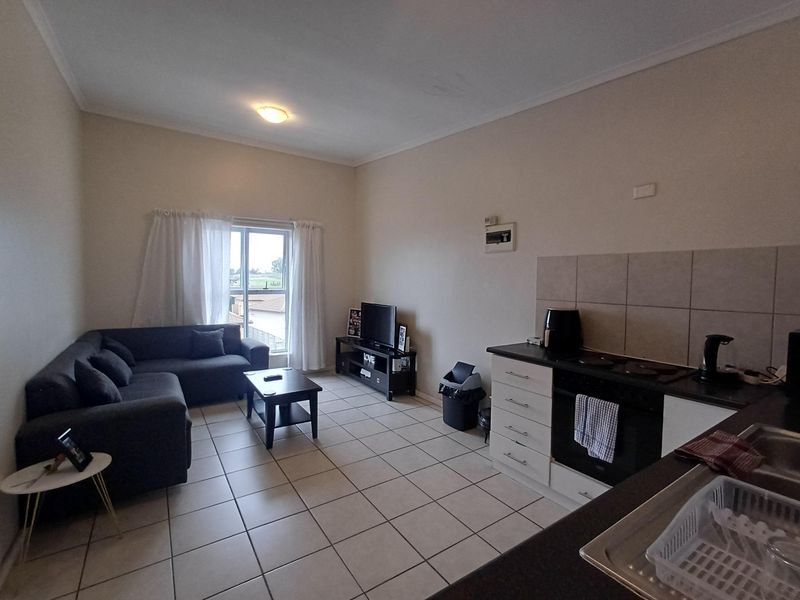 Sunny 2-Bedroom Apartment to Rent in Blackstone, Sonkring, Brackenfell - Photo 2