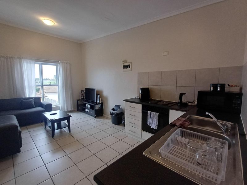 Sunny 2-Bedroom Apartment to Rent in Blackstone, Sonkring, Brackenfell - Photo 3