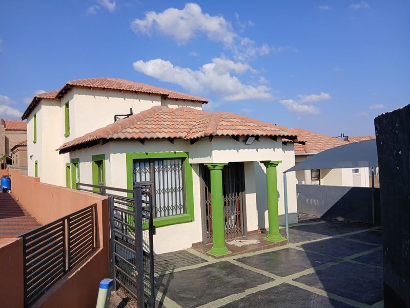 Your dream family home awaits in Glenway Estate - Photo 1