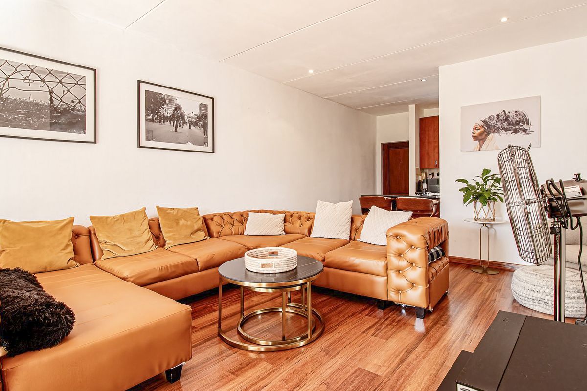 Sunny, Bright home with a super sized garden - Photo 2
