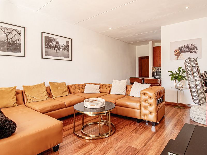 Sunny, Bright home with a super sized garden - Photo 2