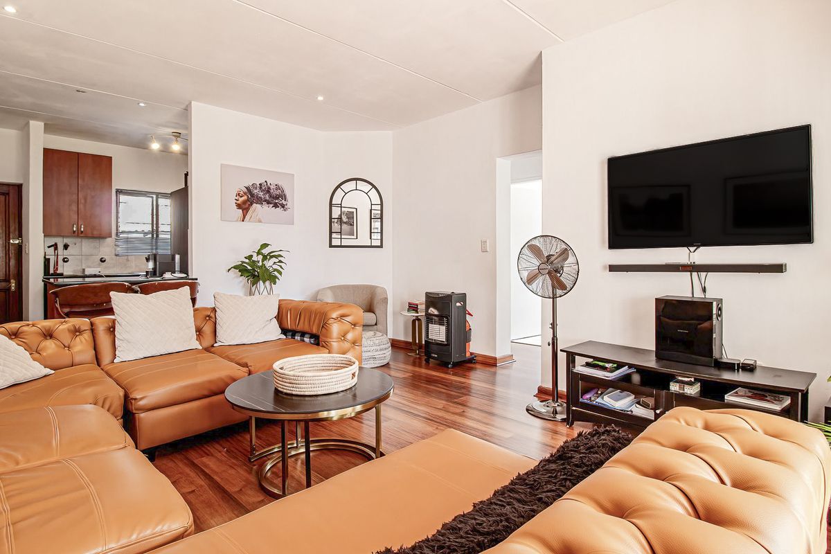 Sunny, Bright home with a super sized garden - Photo 3