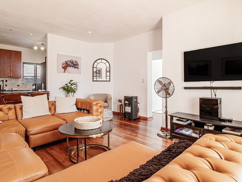 Sunny, Bright home with a super sized garden - Photo 3