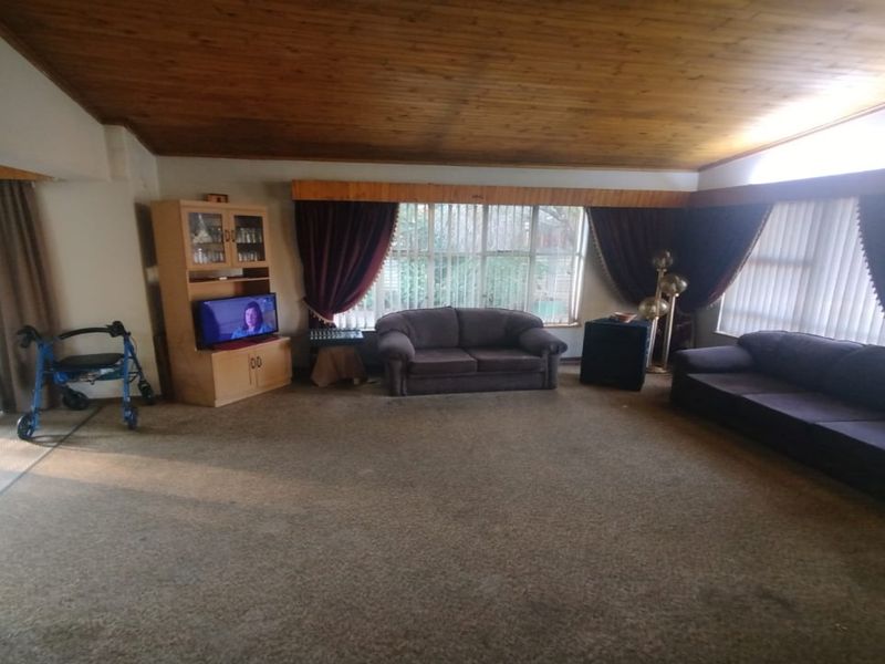 Freehold For Sale In Bloemfontein - Photo 3