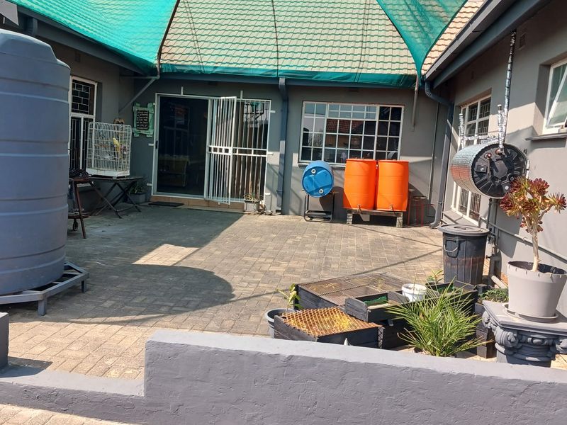5 Bedroom luxury home with indoor braai and jacuzzi - Photo 4