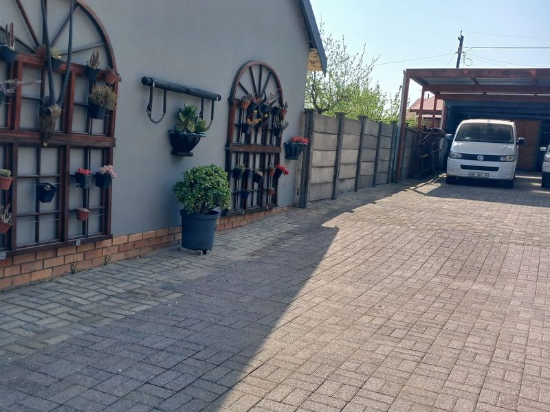 5 Bedroom luxury home with indoor braai and jacuzzi - Photo 3