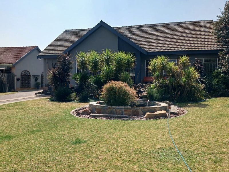 5 Bedroom luxury home with indoor braai and jacuzzi - Photo 1