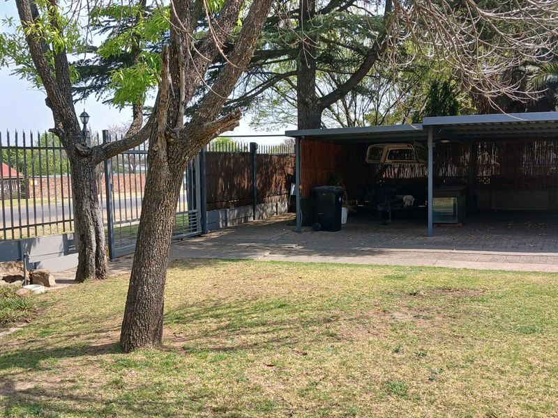 5 Bedroom luxury home with indoor braai and jacuzzi - Photo 10