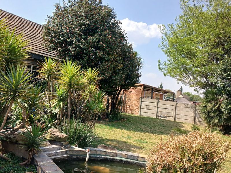 5 Bedroom luxury home with indoor braai and jacuzzi - Photo 8